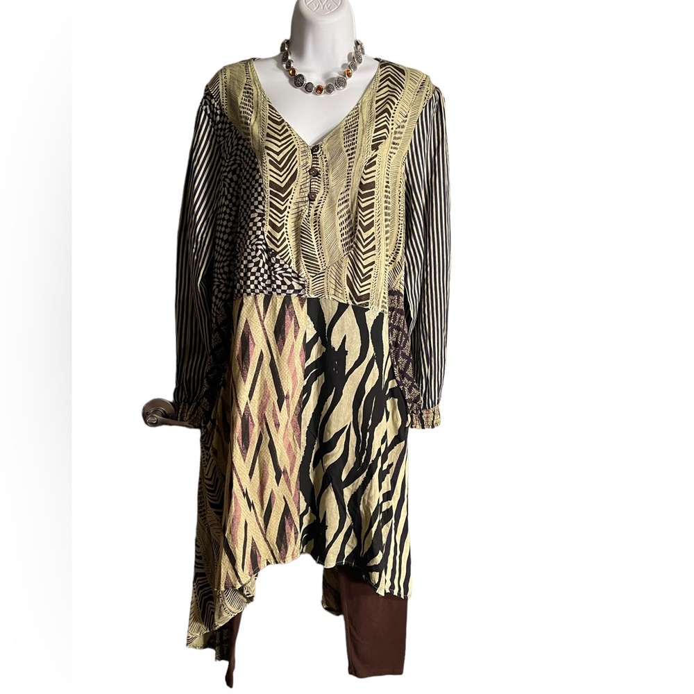 NWT.  TUNIC by Sacred Threads.  L/XL.  CL/GR.14.   222625 - Picture 2 of 5